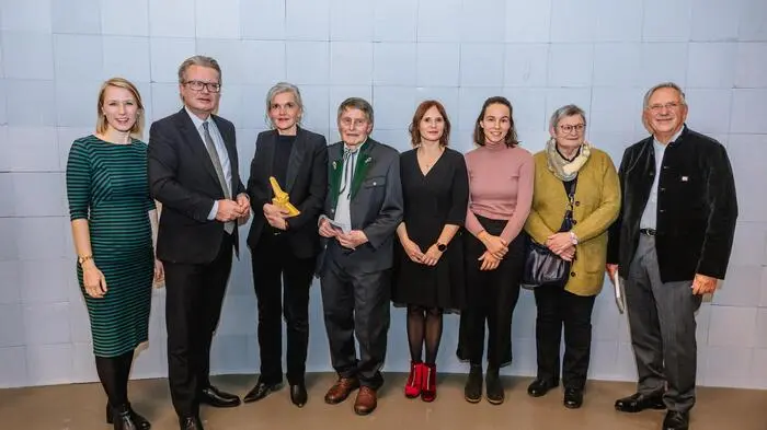 LH Christopher Drexler mit dem Team vom Museum im Alten Zeughaus Bad Radkersburg, das für sein Dörfer-Projekt mit dem Volkskultur-Preis ausgezeichnet wurde.