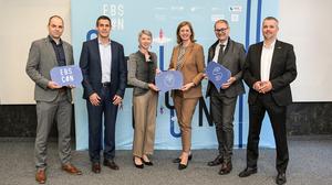 Vereint im Kampf gegen den Chipmangel:B. Eibinger-Miedl, Wirtschaftslandesrätin Steiermark,  G. Schaunig, Landeshauptmann-Stellvertreterin Kärnten, G. Murauer, GF Silicon Austria Labs, M. Stäblein, CEO NXP Semiconductors, F. Bösenberg, Silicon Europe Alliance, R.  Gfrerer, GF Silicon Alps Cluster