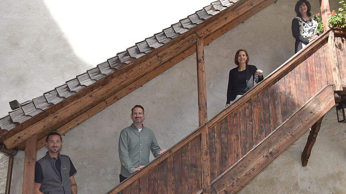 Jobcoach Christian Burkia, Philipp Pilgram (Aufbauwerk), Landesrätin Gabriele Fischer und Hildegard Goller, Leiterin Job Training Nikolsdorf/Schloss Lengberg