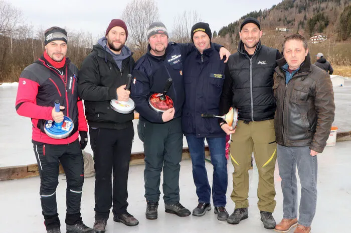 Die FF-Zweikirchen holten sich den begehrten Floriani.Am Foto von Links: Bernhard Sturm,  Andreas Strießnig,  Kdt. Martin Weiß,  Kdt. Edmund Dreschl, Christian Hilpert und BFK-Stvr. Horst Dionisio von der FF-St. Martin.