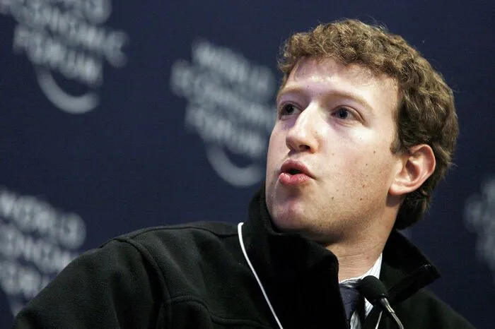Im Mai 2005 steckt der Investor Accel Partners 12,7 Millionen Dollar in die Firma. Facebook wird dabei mit 100 Millionen Dollar bewertet. Im September 2006 öffnet Facebook - nach dem anfänglichen Fokus auf Unis und Schulen - die Türen für alle.
