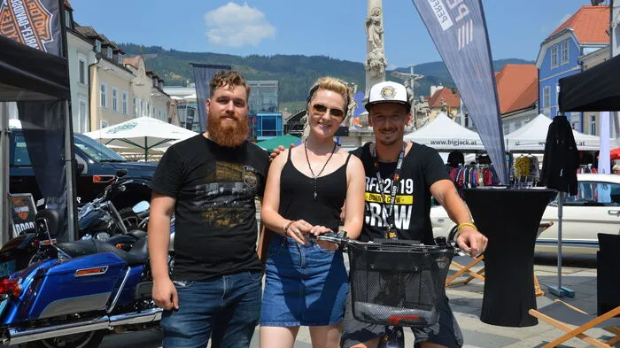 Bahn frei für die tausenden US-Cars, Bikes und Besucher, die auf den Start der Veranstaltung "Iron Road for Children" gewartet haben.