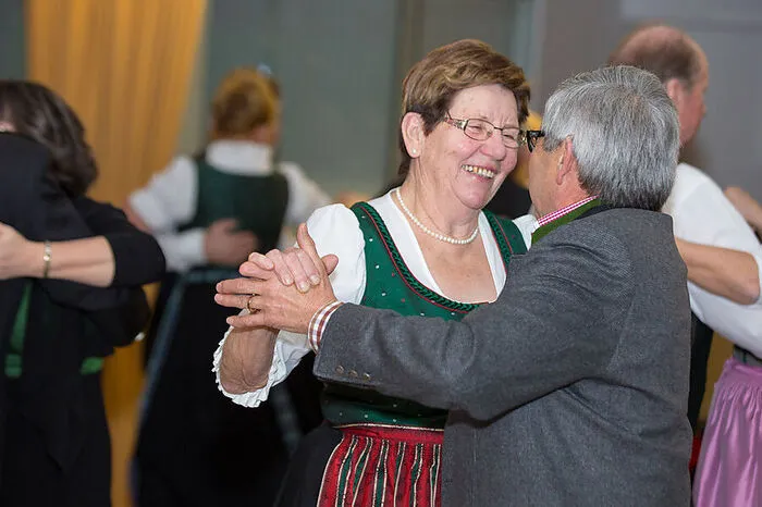 Traditionell wurde es hingegen wieder beim mitternächtlichen offenen Volkstanzen, das Rudolf Gschweitl („Spontanmusi“) musikalisch begleitete.