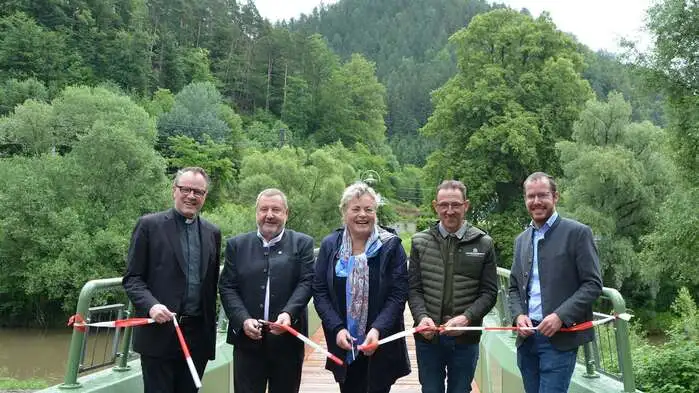 Pfarrer Clemens Grill, Gemeindekassier Siegfried Ebner, Bürgermeisterin Eva Schmidinger, Andreas Hinterleitner (Traditionsholz) und Amtsleiter Patrik Pretterer bei der offiziellen Brückeneröffnung