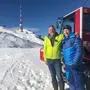 "Harrys schönste Zeit": Moderator Harry Prünster (rechts) und Pistengerätfahrer Mario Feldbaumer auf dem Dobratsch