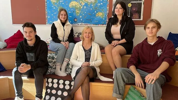BG/BRG Judenburg-Direktorin Ursula Schriefl mit Lukas Mensator, Jana Doupona, Carolina Hochfellner und Leonhard Weiß (von links)