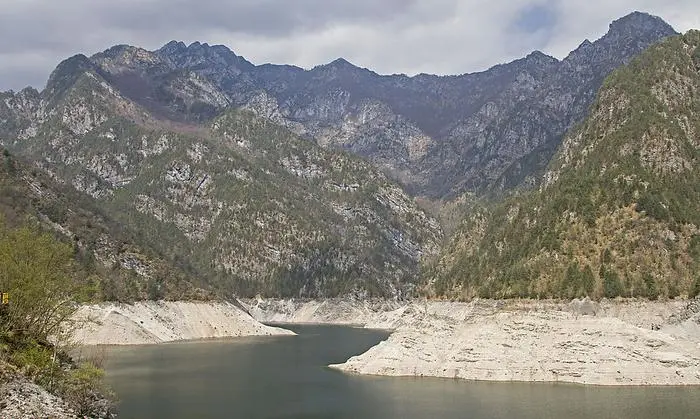 Der idyllische Stausee Lago di Selva erinnert an einen Fjord