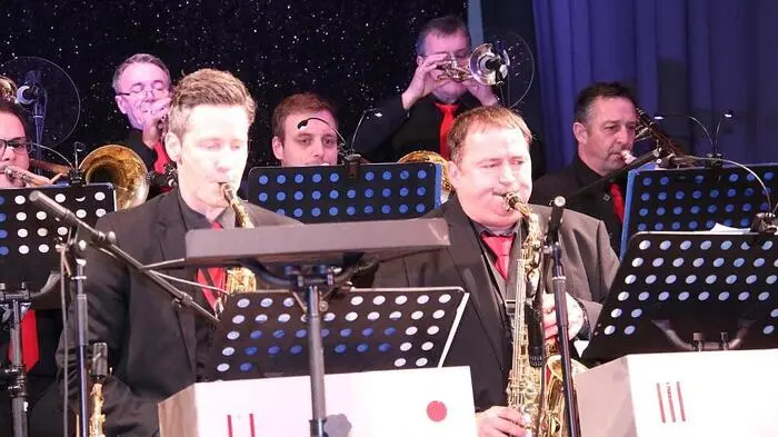 Unter der musikalischen Leitung von Günther Riedenbauer und mit den drei Vokalistinnen Elfi Erreger-Rößl, Elisabeth Gressl und Gerti Riedenbauer lief das Orchester zur Höchstform auf und begeisterte mit klassischer Bigband-Musik und vor allem auch durch weihnachtliche Titel, welche in neuen und modernen Arrangements dargeboten, wurden. 