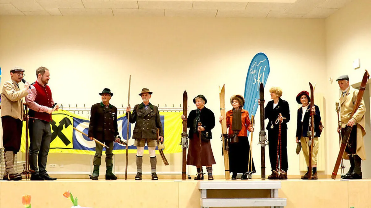 In der Skimode der Jahre 1900 bis 1950 traten Mitglieder des ASV Anger bei der Jubiläumsgala auf
