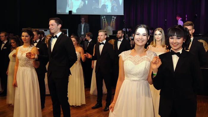 "Alles Walzer!", hieß es am Freitag im Veldener Casineum zum zehnten Mal für die Ballgäste der Maturantinnen und Maturanten des Klagenfurter St. Ursula Gymnasiums.