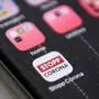 ABD0001_20200407 - WIEN - STERREICH: ++ THEMENBILD ++ Das Icon der "Stopp Corona App" des Roten Kreuzes am Display eines Smartphones. Eine Verpflichtung fr die derzeit freiwillige "Stopp Corona App" des Roten Kreuzes wird politisch diskutiert. - FOTO: APA/ROLAND SCHLAGER