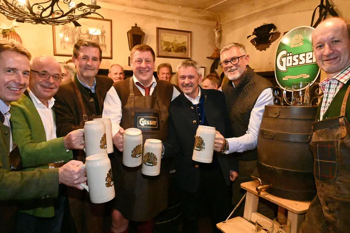 Erwin Angerer, Siggi Neuschitzer, Bezirkshauptmann Klaus Brandner, Bürgermeister Josef Jury, Vizebürgermeister Claus Faller, Ronald Zentner und Hausherr Rudi Nussbaumer.