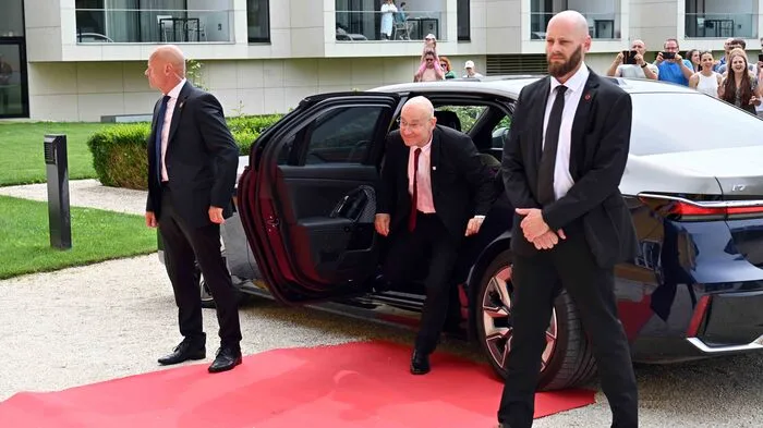 In die Rolle des Bundespräsidenten schlüpft Roland Düringer.