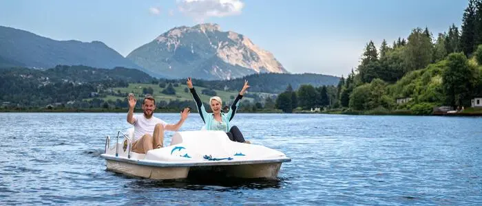 Silvia Schneider und Gailtal-Guide Bernhard Gitschtaler im Tretboot | Silvia Schneider und Gailtal-Guide Bernhard Gitschtaler gingen nach dem Slow Trail auf dem Presseggersee Tretbootfahren
