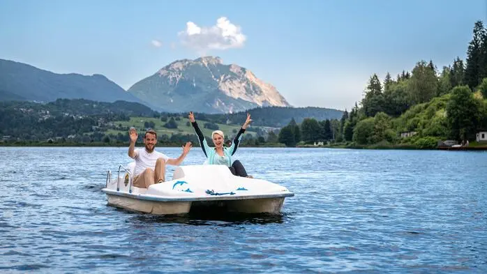 Silvia Schneider und Gailtal-Guide Bernhard Gitschtaler im Tretboot | Silvia Schneider und Gailtal-Guide Bernhard Gitschtaler gingen nach dem Slow Trail auf dem Presseggersee Tretbootfahren
