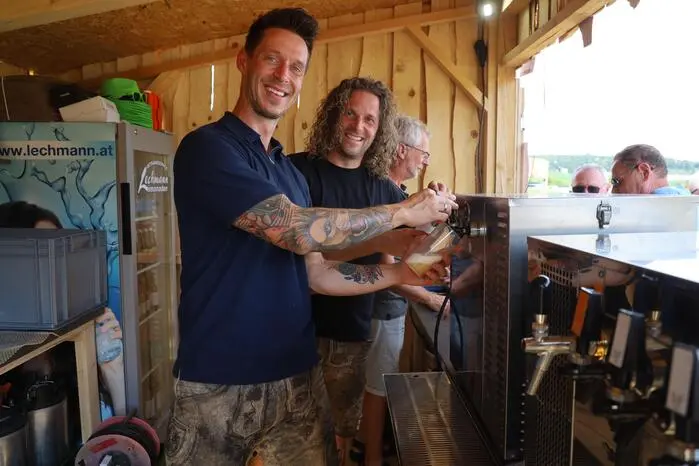 Organisiert wird das Fest von Albert-Mario Lampel (l.) und Rene Wohlgemuth, zwei Musiker der Erfolgsband Draufgänger, und findet an jedem Montag bis zum 10. August in einem Sonnenblumenfeld am Pölzengrabenweg statt
