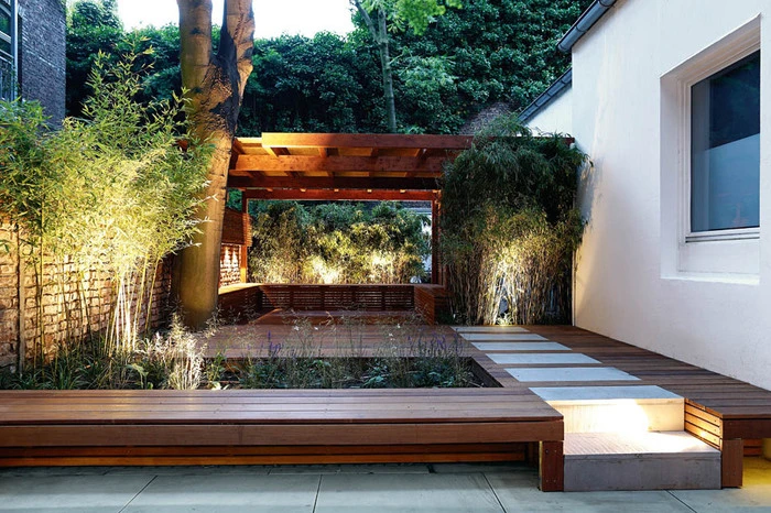 Ein trostloser Innenhof wandelt sich in einen meditativen Ort. Gartenplaner Sven Schumacher brachte für die „MetamorpheVerwandlung“ in Düsseldorf Holz, Bambus, Gräser und Stauden in Einklang.