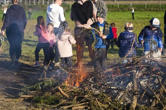 Höhepunkt war das Kinderosterfeuer um 19.00 Uhr. Ein paar Schluck Benzin als Starthilfe und los ging’s. 