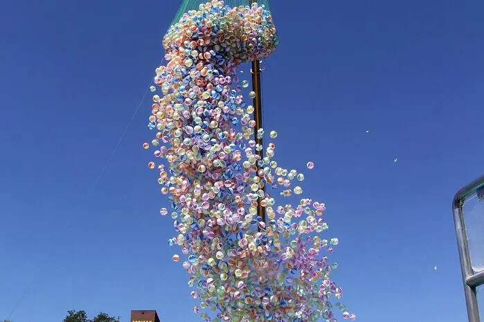 Es ist ein unvergessliches Spektakel, wenn es über 4.000 knallig bunte Wasserbälle vom Himmel aus 30 Meter Höhe ins Acapulcobecken regnet.