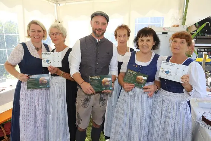 Tourismusreferat der Stadtgemeinde Feldkirchen Christoph Gräfling am Stand der Bäuerinnentrachtengruppe. 