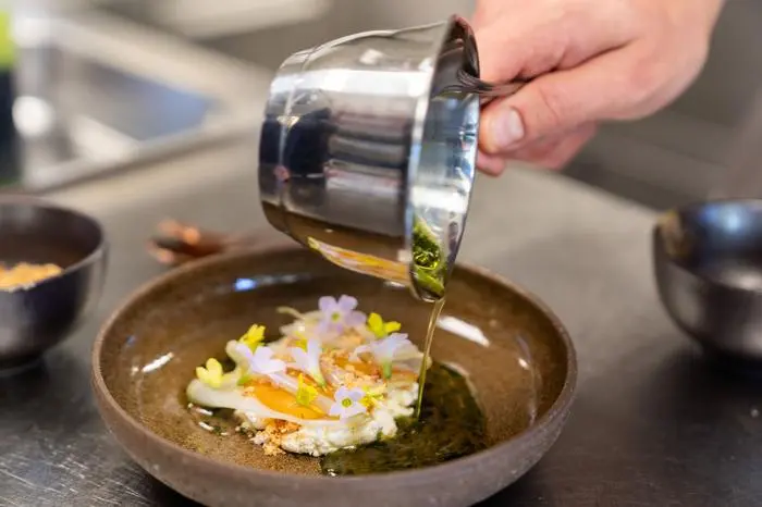 Für den finalen Kick, wird mit Pfirsichsud und Haselnussöl aufgegossen.