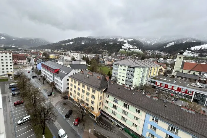 Links, neben der Häuserzeile, wird jedoch klar: Der Hauptplatz ist mehr Parkplatz.