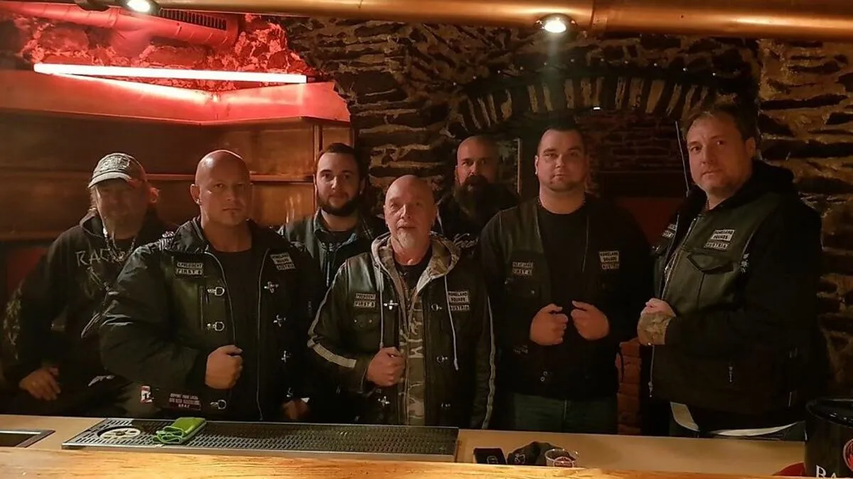 Die Homeland Squad’s mit Präsident Hans Gerhard Oberlercher (Mitte) und Schriftführer Steven Ayling (ganz rechts) laden ein 