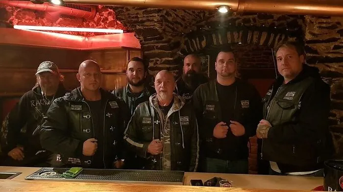 Die Homeland Squad’s mit Präsident Hans Gerhard Oberlercher (Mitte) und Schriftführer Steven Ayling (ganz rechts) laden ein