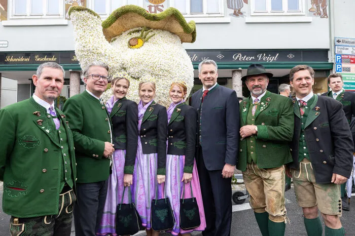Gerald Loitzl, Bürgermeister von Altaussee, Christopher Drexler, die Narzissenhoheiten, Sophia Hellwig, Michaela Ertlschweiger und Celin Pichler, Karl Nehammer, Franz Frosch, Bürgermeister von Bad Aussee und der Grundlseer Bürgermeister Franz Steinegger (v.l.n.r.)