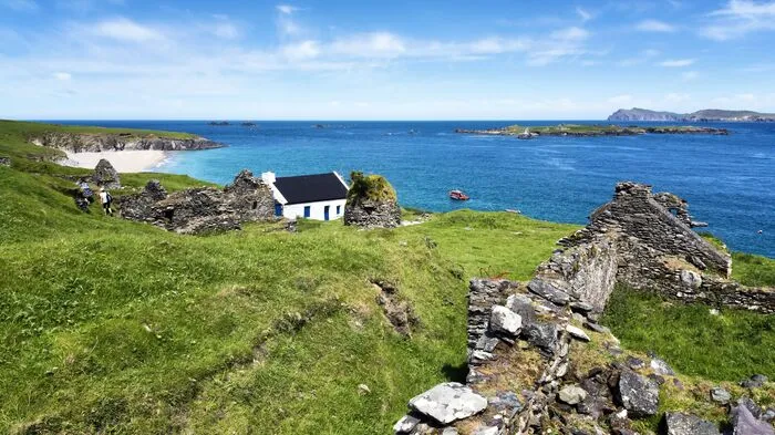 Einige der Blasket Islands vor der Spitze der Dingle-Halbinsel waren bis 1953 besiedelt. Einige der Häuser wurden renoviert und dienen heute als einfache Urlaubsunterkünfte.