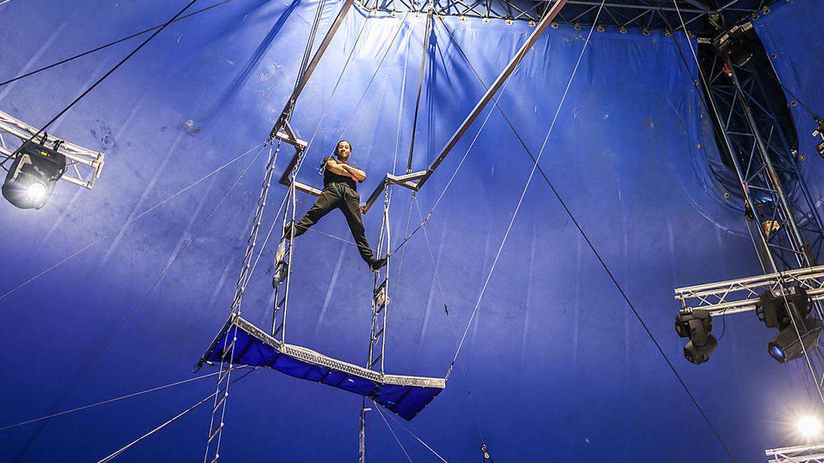 Patricia, der fliegende Trapezkünstler vom Zirkus Louis Knie
