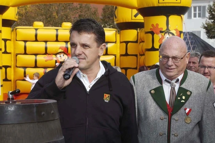 „Wenn die Leute nicht zum Bockbieranstich kommen, dann kommen wir eben zu den Leuten“, freute sich SC-Obmann Franz Jost....