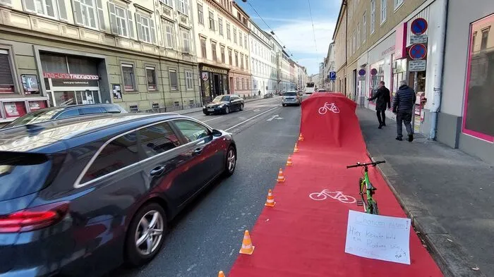 Mit einer symbolischen Aktion in der Heinrichstraße ...