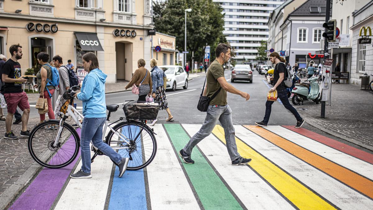 Vor den City Arkaden befindet sich der erste und bisher einzige Regenbogenzebrastreifen in Klagenfurt Vor den City Arkaden befindet sich der erste und bisher einzige Regenbogenzebrastreifen in Klagenfurt