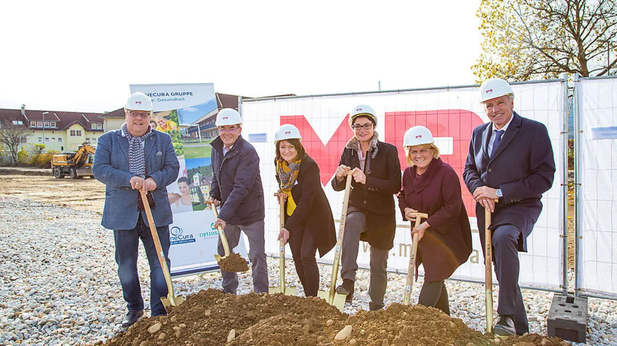 Robert Rauter, MR-Bau Baumeister Arnold Moser Bettina Kreuzer, Hausleitung SeneCura Pflegezentrum Villach, Prettner, Gerda Sandriesser, Vizebürgermeisterin Villach Anton Kellner, Direktor Senecura (von links) beim Spatenstich 