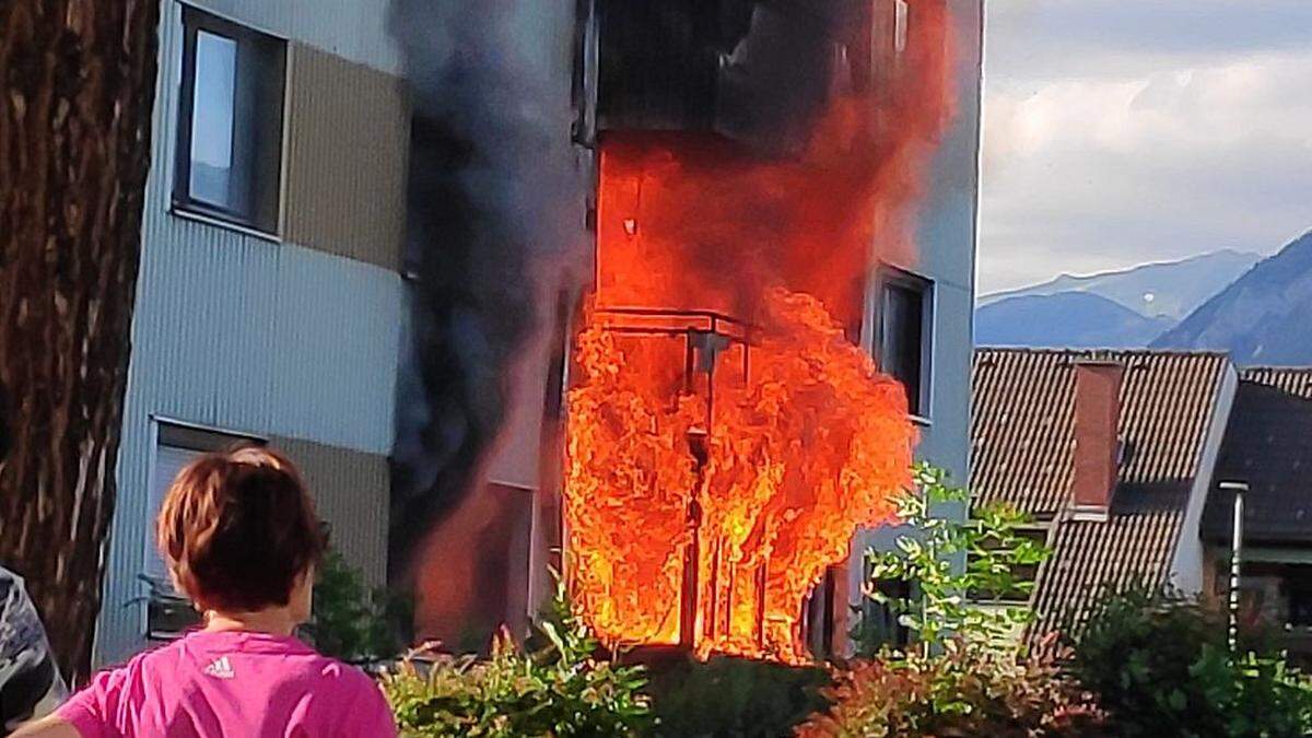 Die Flammen schlugen meterhoch aus der Wohnung im Hochparterre