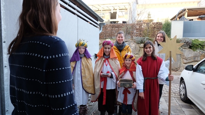 Die Heiligen Drei Könige besuchen die Menschen ...