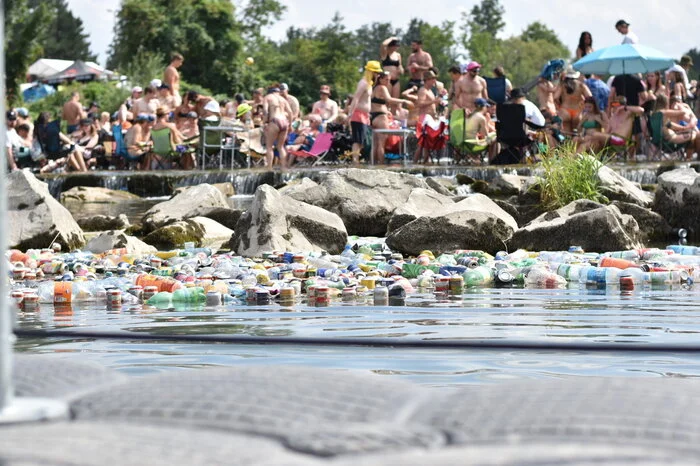 Leider kommt es beim Badespaß auch zu Verschmutzung: Unmengen an Plastikflaschen und Dosen treiben in der Traisen