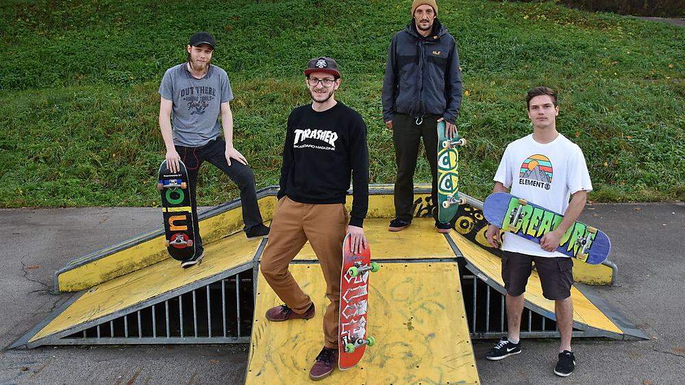  Machen sich für einen neuen Skatepark stark: Bastian Rack, Adrian Polainer, Esmir Kovacevic und Vincent Nadolny (von links)