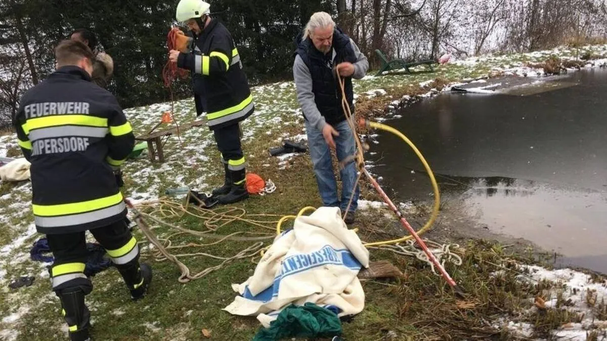 Die Eisschicht auf dem Teich war viel zu dünn