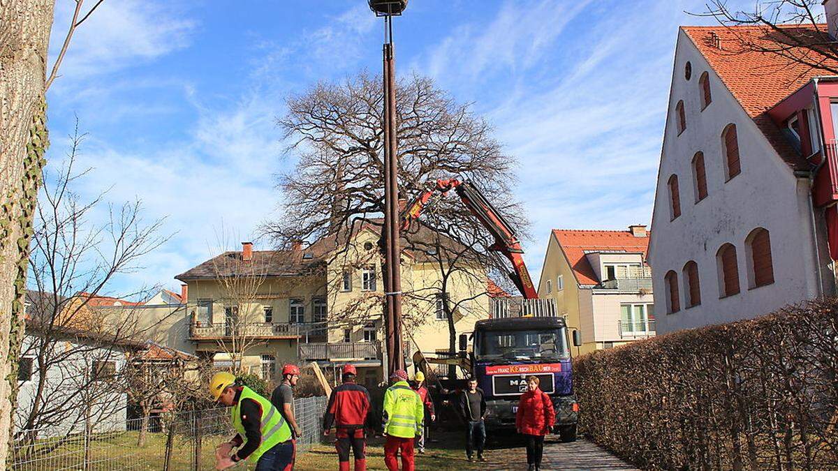 Am Montag wurde das neue Storchennest in Köflach aufgestellt