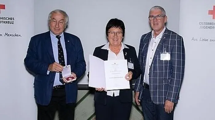 Gerald Schöpfer, Präsident des ÖRK, Elisabeth Bachler und Wolfgang Haslwanter stellvertretender Landesleiter des Jugendrotkreuzes Tirol