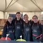 Sorgen dafür, dass die Festival-Besucherinnen und -Besucher nicht hungrig bleiben müssen: Das Team von "Mr. Currywurst" aus Vösendorf