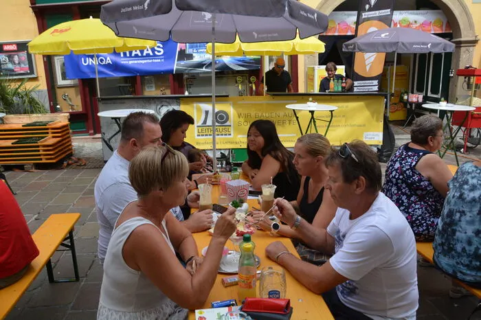 Die Besucher genossen das schöne Wetter und setzten sich für Essen und Getränke zu den aufgestellten Biertischen vor dem Café.