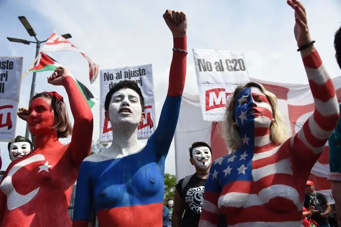 Bodypainting in den Landesfarben und -flaggen als Zeichen des Protests … so traten Aktivisten beim G20-Treffen der 20 wichtigsten Industrie- und Schwellenländer in Buenos Aires auf.
