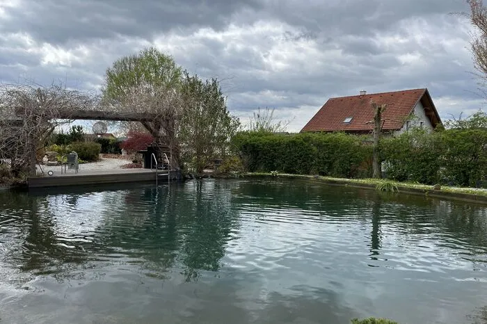 Das Gelände ist 2500 Quadratmeter groß und umfasst fünf Teich-Anlagen sowie ...