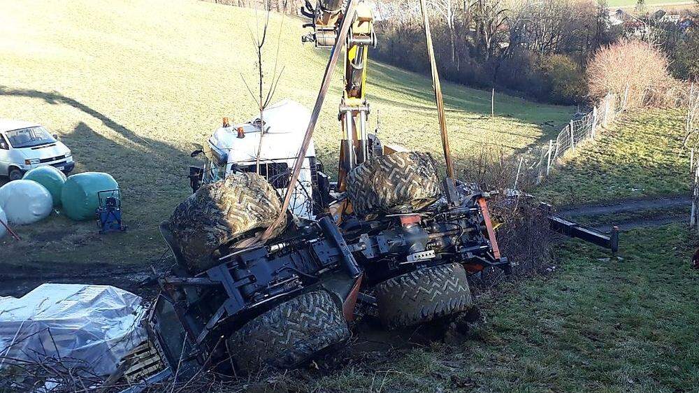 Aufwendige Bergung des umgestürzten Traktors