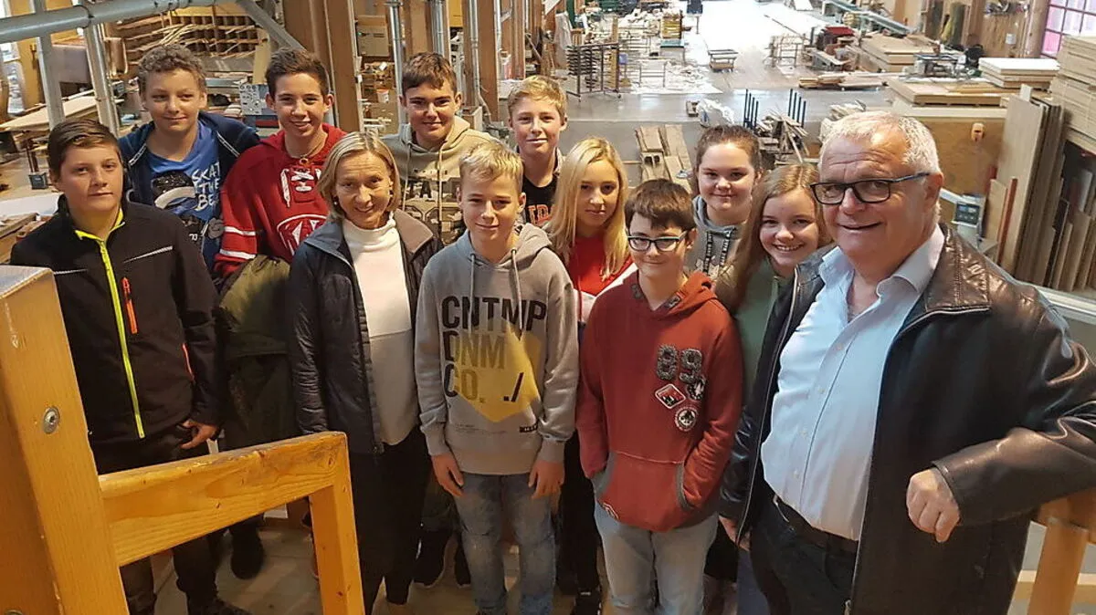 Blick in die Produktionshalle: Die Schüler beim Schnuppern im Betrieb