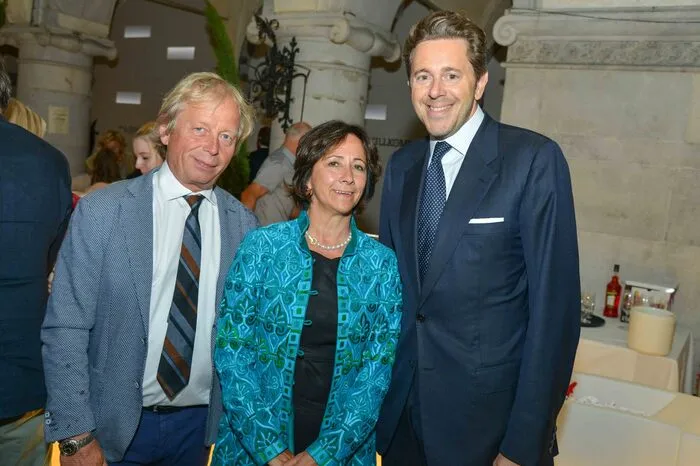 Gabriele Semmelrock-Werzer, Vorstandsdirektorin der Kärntner Sparkasse AG, mit Partner Gerhard Lustig (links) und Staatssekretär Harald Mahrer (rechts)