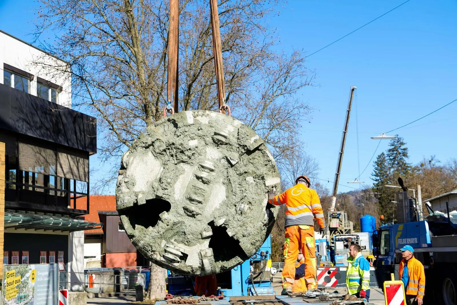 Am Mittwoch wurde „Christina“ aus der Baugrube gehoben und neu ausgerichtet